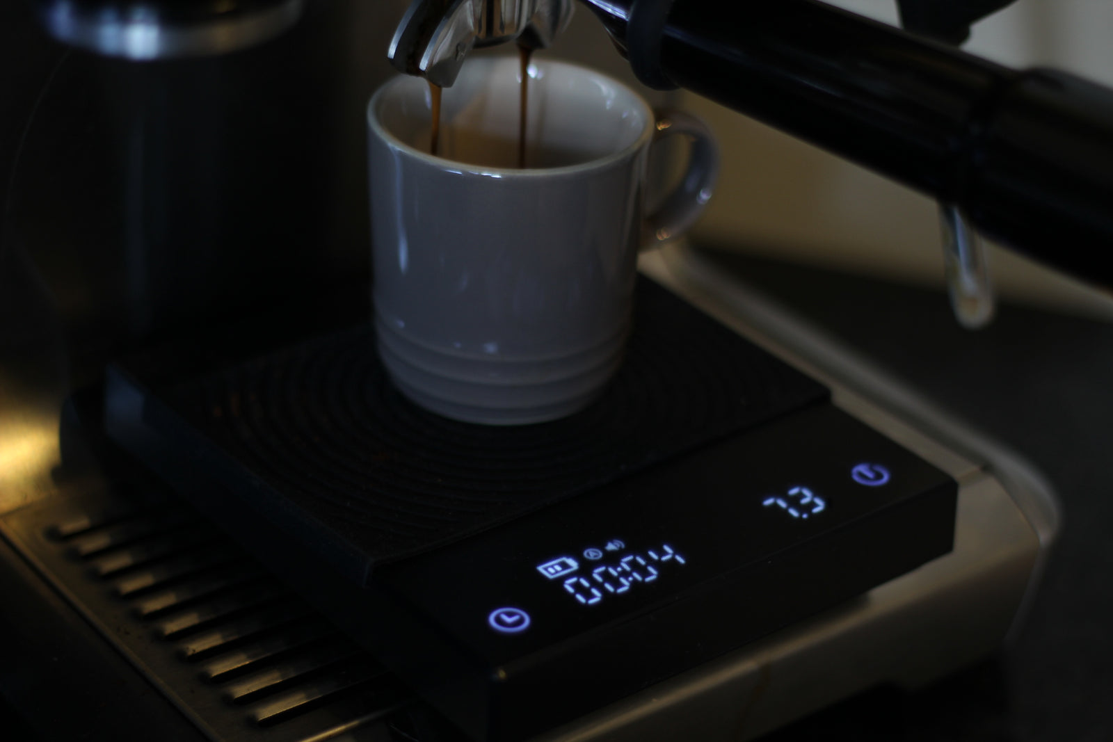How do I use a coffee scale when making espresso at home